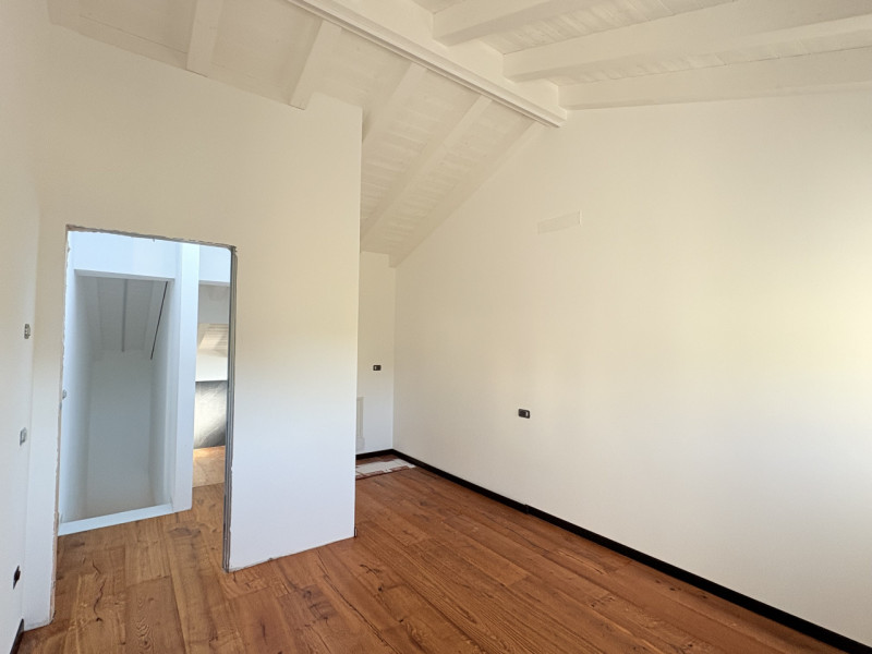 In uno splendido contesto collinare, immerso nella tranquillità e nel verde, proponiamo casa a sc...