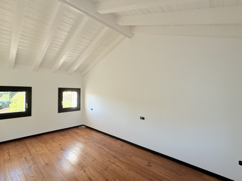 In uno splendido contesto collinare, immerso nella tranquillità e nel verde, proponiamo casa a sc...