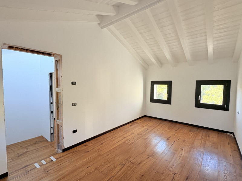 In uno splendido contesto collinare, immerso nella tranquillità e nel verde, proponiamo casa a sc...