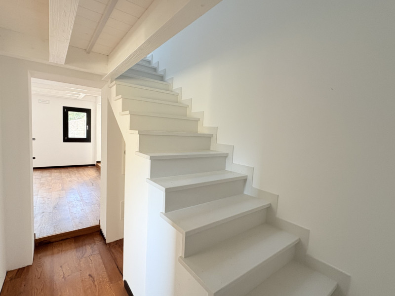 In uno splendido contesto collinare, immerso nella tranquillità e nel verde, proponiamo casa a sc...