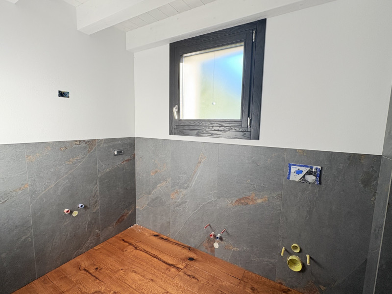 In uno splendido contesto collinare, immerso nella tranquillità e nel verde, proponiamo casa a sc...