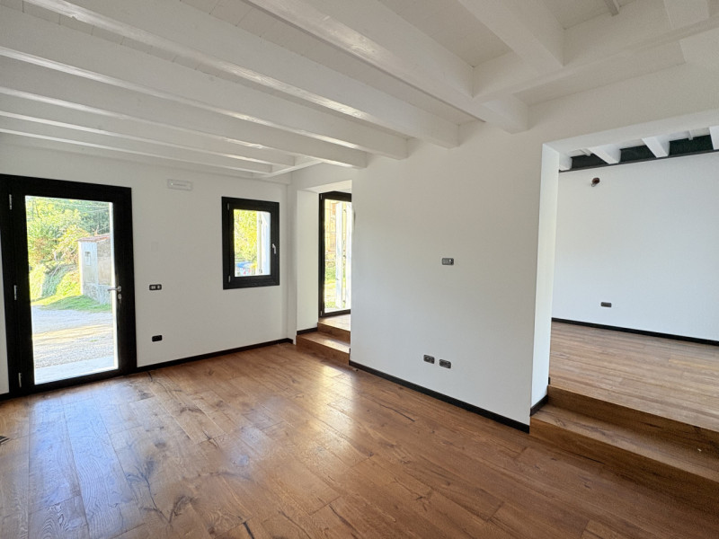 In uno splendido contesto collinare, immerso nella tranquillità e nel verde, proponiamo casa a sc...