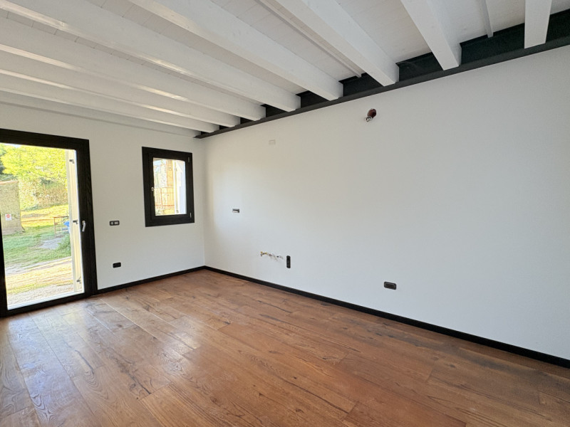 In uno splendido contesto collinare, immerso nella tranquillità e nel verde, proponiamo casa a sc...