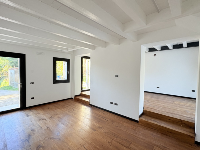 In uno splendido contesto collinare, immerso nella tranquillità e nel verde, proponiamo casa a sc...