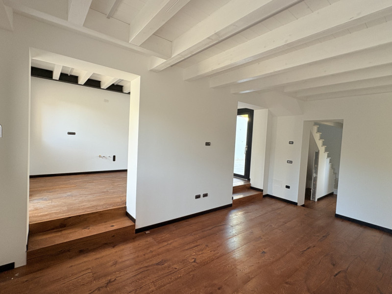 In uno splendido contesto collinare, immerso nella tranquillità e nel verde, proponiamo casa a sc...