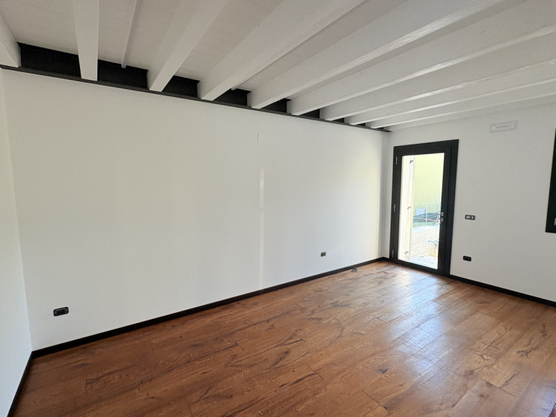 In uno splendido contesto collinare, immerso nella tranquillità e nel verde, proponiamo casa a sc...