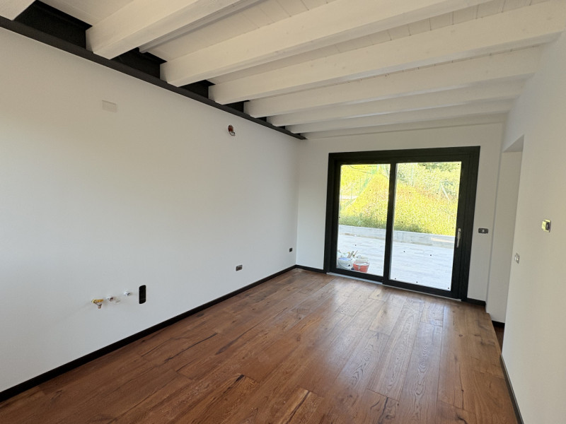 In uno splendido contesto collinare, immerso nella tranquillità e nel verde, proponiamo casa a sc...