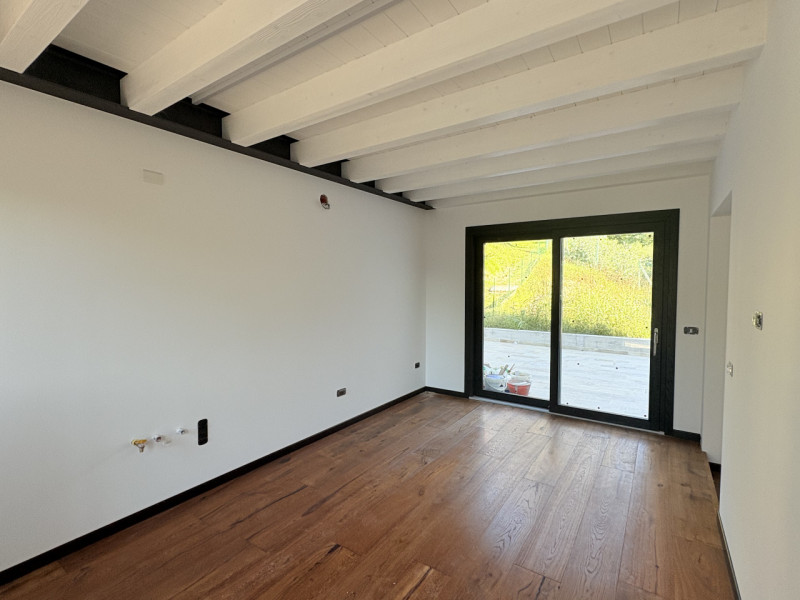 In uno splendido contesto collinare, immerso nella tranquillità e nel verde, proponiamo casa a sc...