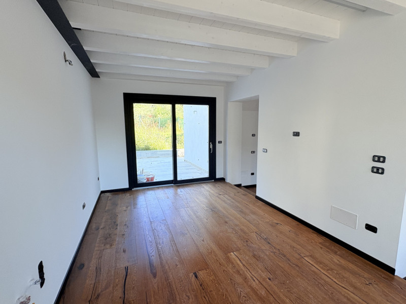 In uno splendido contesto collinare, immerso nella tranquillità e nel verde, proponiamo casa a sc...