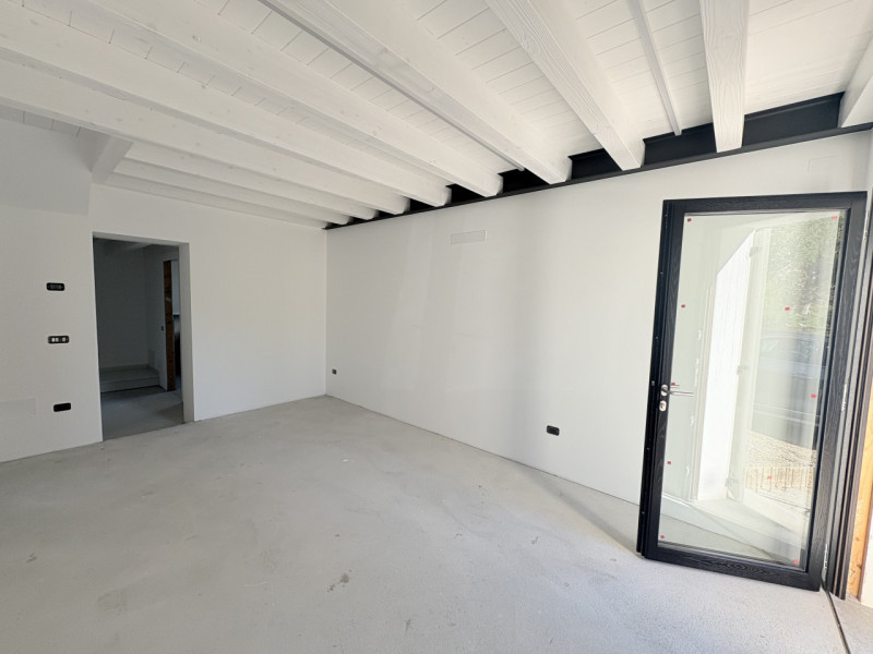 In uno splendido contesto collinare, immerso nella tranquillità e nel verde, proponiamo casa a sc...