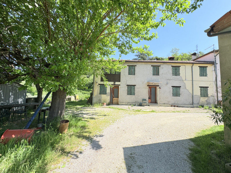 Se stai cercando un’opportunità di investimento o una casa da personalizzare in un contesto tranq...