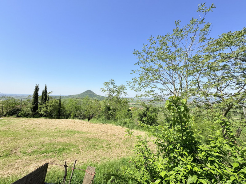 Se stai cercando un’opportunità di investimento o una casa da personalizzare in un contesto tranq...