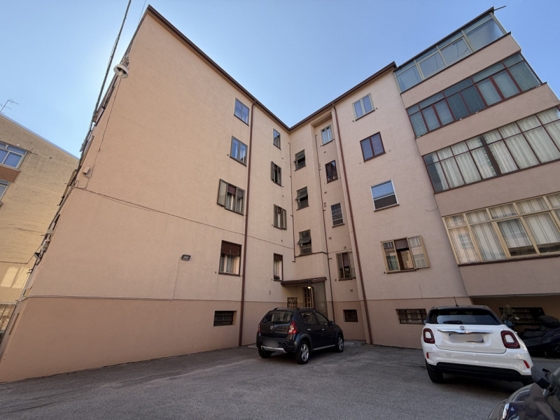 In zona comoda ai principali servizi, proponiamo in vendita luminoso appartamento situato al quar...