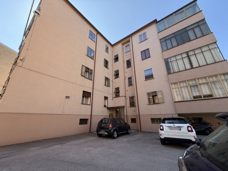 In zona comoda ai principali servizi, proponiamo in vendita luminoso appartamento situato al quar...