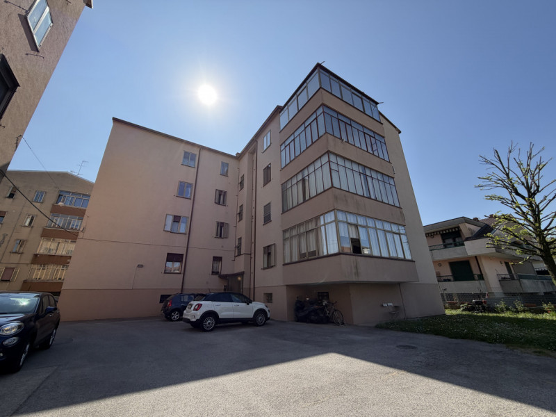 In zona comoda ai principali servizi, proponiamo in vendita luminoso appartamento situato al quar...