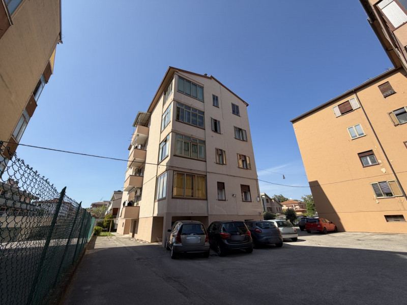 In zona comoda ai principali servizi, proponiamo in vendita luminoso appartamento situato al quar...