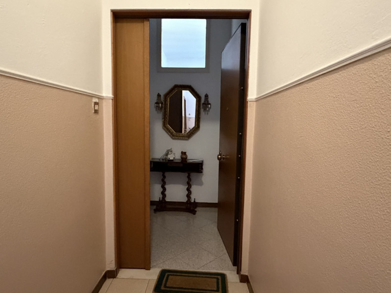 In zona comoda ai principali servizi, proponiamo in vendita luminoso appartamento situato al quar...