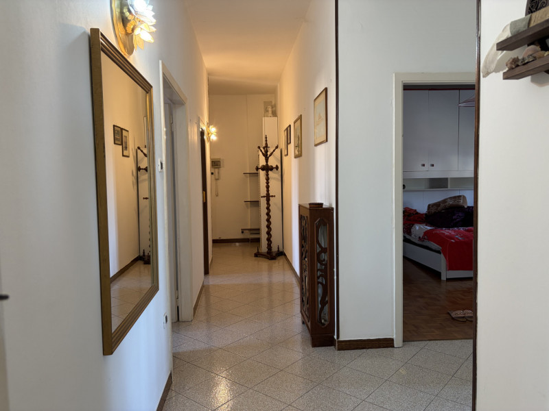 In zona comoda ai principali servizi, proponiamo in vendita luminoso appartamento situato al quar...