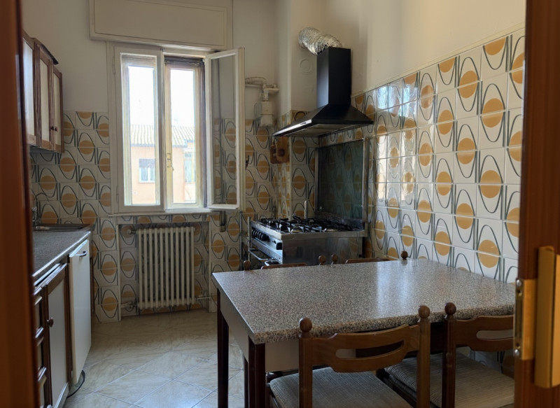 In zona comoda ai principali servizi, proponiamo in vendita luminoso appartamento situato al quar...