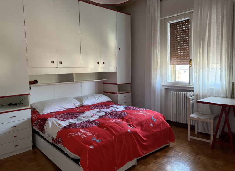 In zona comoda ai principali servizi, proponiamo in vendita luminoso appartamento situato al quar...