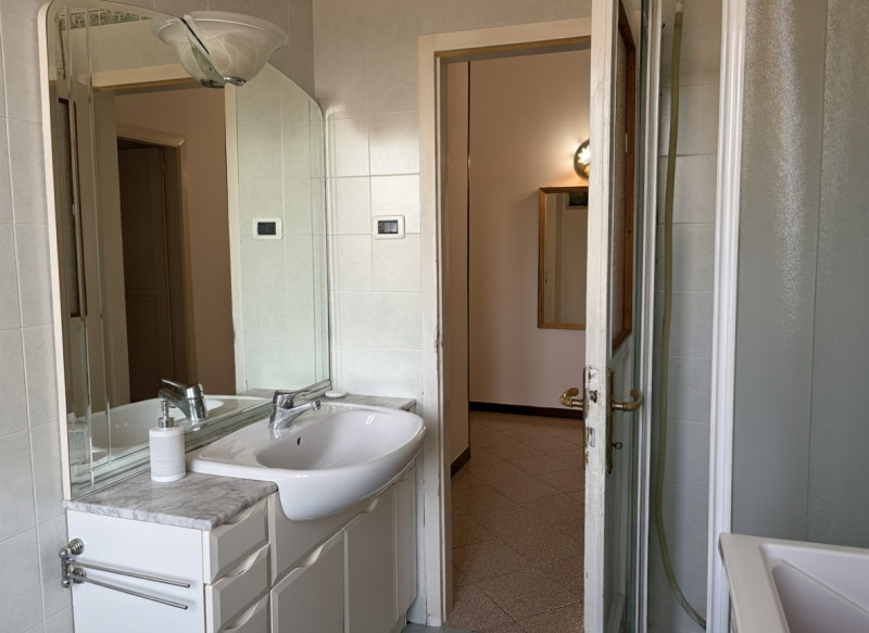 In zona comoda ai principali servizi, proponiamo in vendita luminoso appartamento situato al quar...