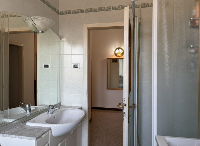 In zona comoda ai principali servizi, proponiamo in vendita luminoso appartamento situato al quar...