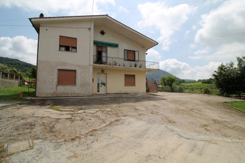 Situato al piano terra di un edificio a Cinto Euganeo, questo accogliente appartamento rappresent...