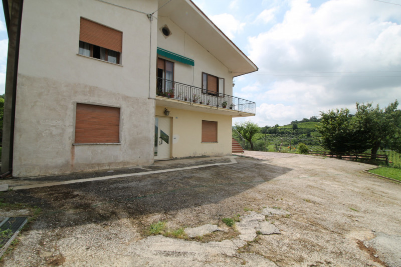 Situato al piano terra di un edificio a Cinto Euganeo, questo accogliente appartamento rappresent...