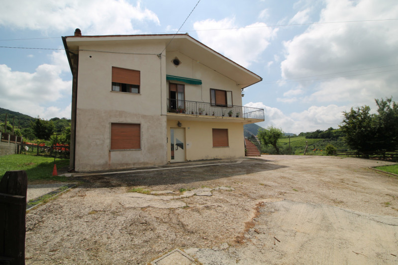 Situato al piano terra di un edificio a Cinto Euganeo, questo accogliente appartamento rappresent...