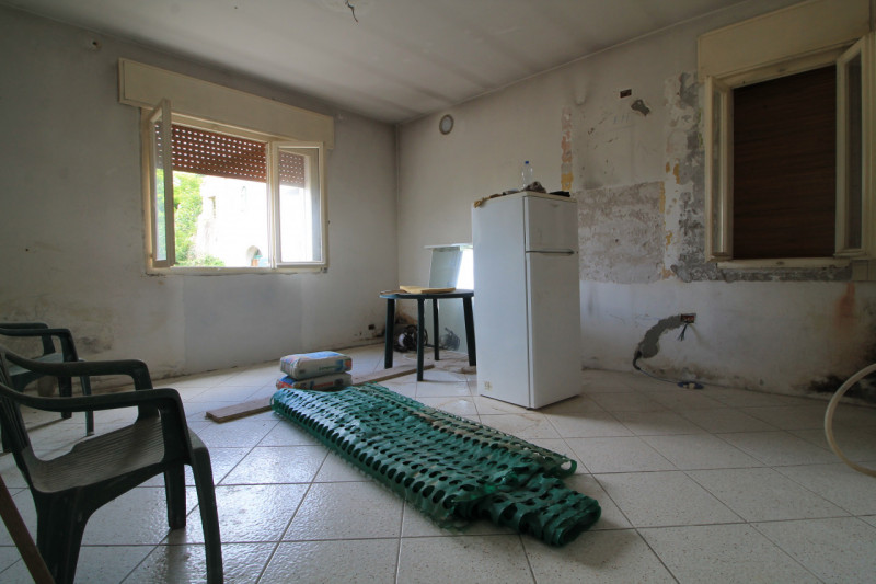 Situato al piano terra di un edificio a Cinto Euganeo, questo accogliente appartamento rappresent...