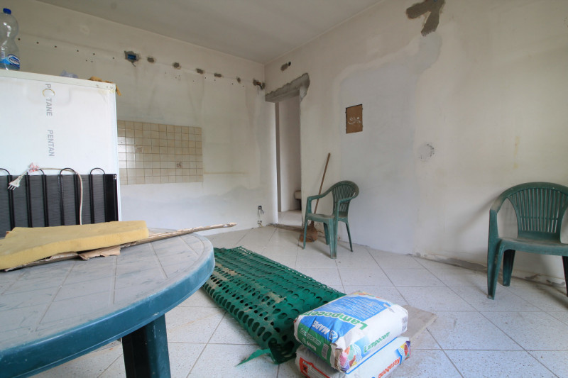 Situato al piano terra di un edificio a Cinto Euganeo, questo accogliente appartamento rappresent...