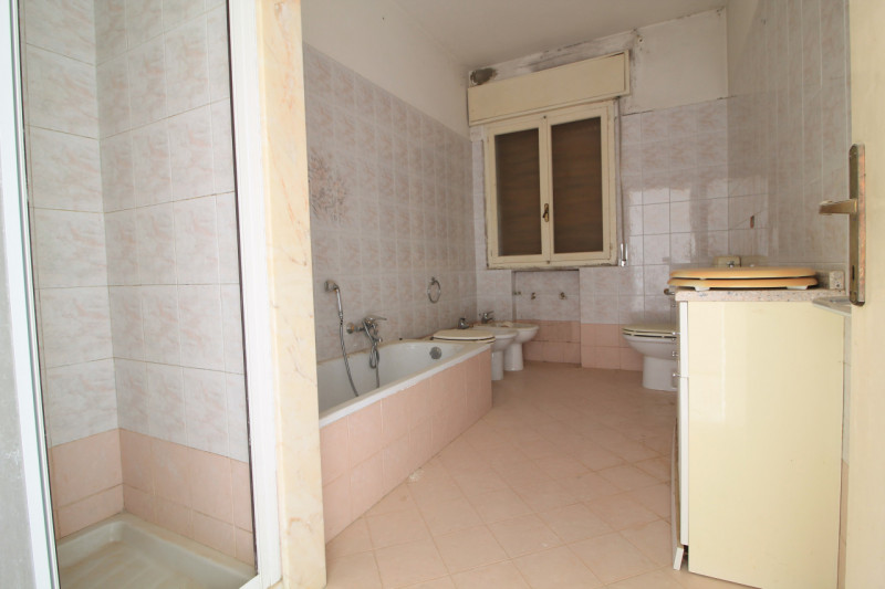 Situato al piano terra di un edificio a Cinto Euganeo, questo accogliente appartamento rappresent...