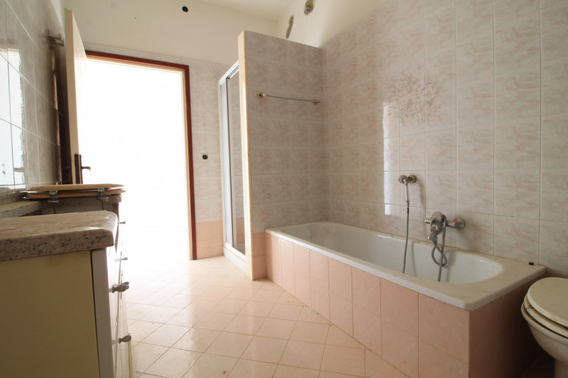 Situato al piano terra di un edificio a Cinto Euganeo, questo accogliente appartamento rappresent...