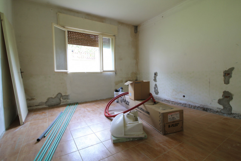 Situato al piano terra di un edificio a Cinto Euganeo, questo accogliente appartamento rappresent...