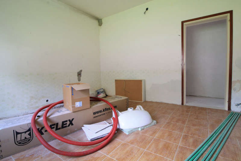 Situato al piano terra di un edificio a Cinto Euganeo, questo accogliente appartamento rappresent...