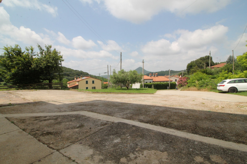 Situato al piano terra di un edificio a Cinto Euganeo, questo accogliente appartamento rappresent...