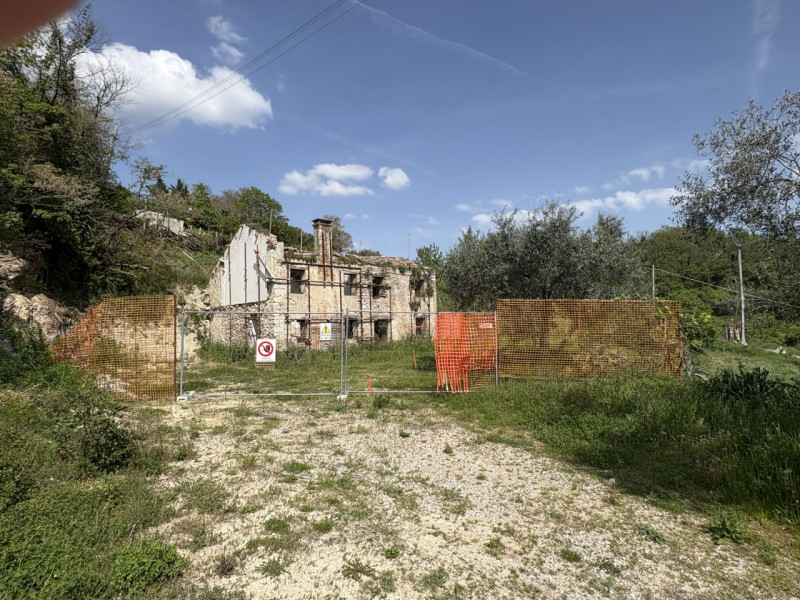 Situato a circa 130 mt d'altitudine, sulle pendici del Monte Venda, circondato da vigneti e olive...