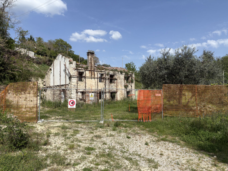 Situato a circa 130 mt d'altitudine, sulle pendici del Monte Venda, circondato da vigneti e olive...