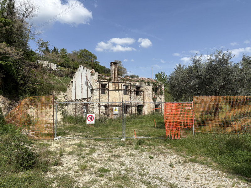 Situato a circa 130 mt d'altitudine, sulle pendici del Monte Venda, circondato da vigneti e olive...