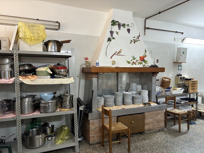 CINTO EUGANEO VENDESI CASA CON BAR-RISTORANTE + TABACCHI + APPARTAMENTO

Posizione strategica:
Ce...