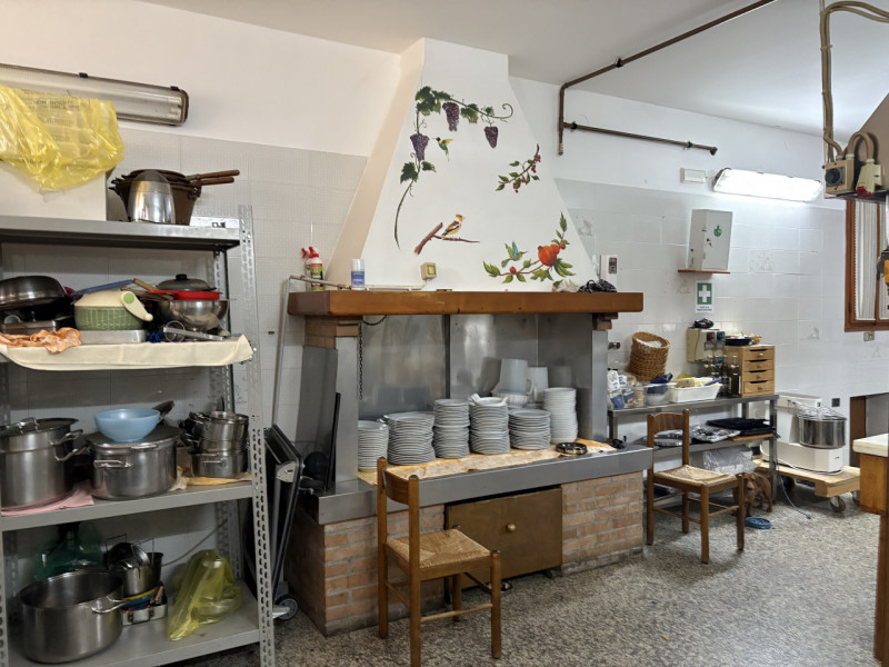 CINTO EUGANEO VENDESI CASA CON BAR-RISTORANTE + TABACCHI + APPARTAMENTO

Posizione strategica:
Ce...