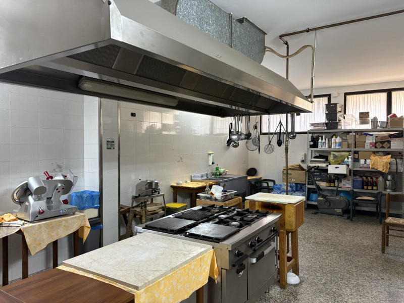 CINTO EUGANEO VENDESI CASA CON BAR-RISTORANTE + TABACCHI + APPARTAMENTO

Posizione strategica:
Ce...