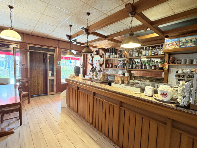 CINTO EUGANEO VENDESI CASA CON BAR-RISTORANTE + TABACCHI + APPARTAMENTO

Posizione strategica:
Ce...