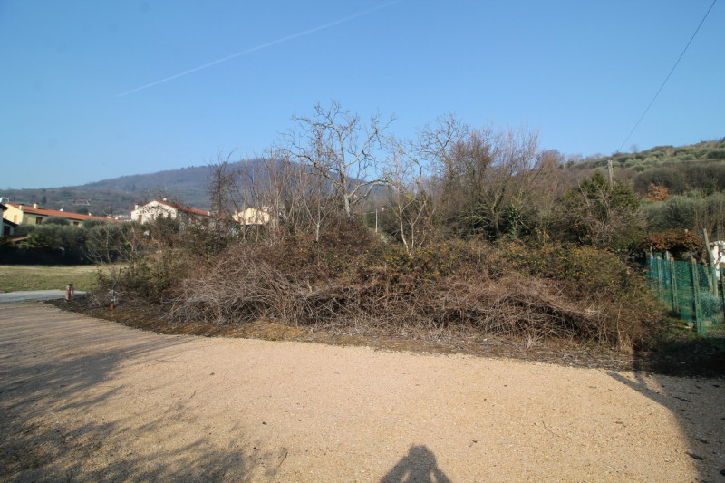 Arquà Petrarca: terreno edificabile di ca 490 mq, a 800 mt dalla chiesa di Arquà Petrarca.

All'i...