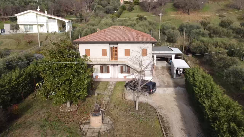 Nel cuore verde dei Colli Euganei, in una zona tranquilla e riservata, proponiamo in vendita una ...