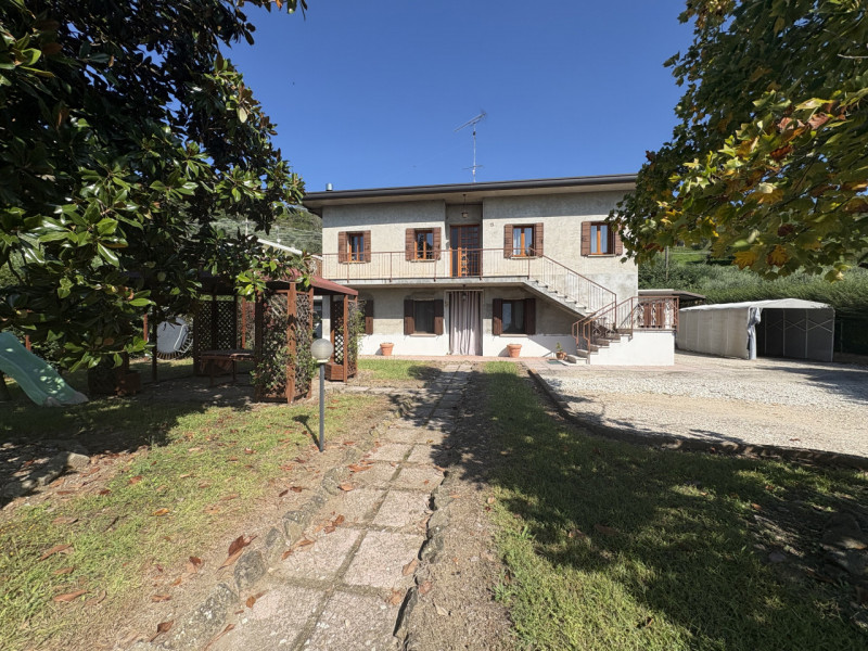 Nel cuore verde dei Colli Euganei, in una zona tranquilla e riservata, proponiamo in vendita una ...