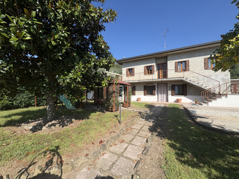 Nel cuore verde dei Colli Euganei, in una zona tranquilla e riservata, proponiamo in vendita una ...