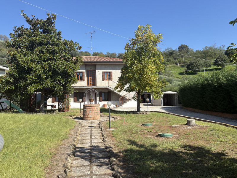 Nel cuore verde dei Colli Euganei, in una zona tranquilla e riservata, proponiamo in vendita una ...