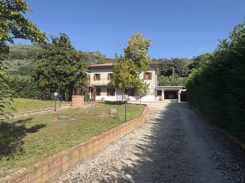 Nel cuore verde dei Colli Euganei, in una zona tranquilla e riservata, proponiamo in vendita una ...