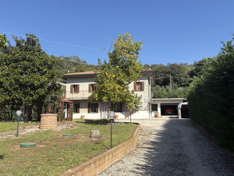 Nel cuore verde dei Colli Euganei, in una zona tranquilla e riservata, proponiamo in vendita una ...